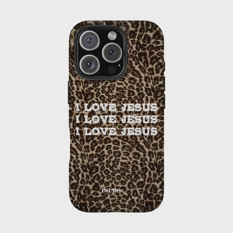K&ouml;nnte beinhalten: Eine Handyh&uuml;lle mit Leopardenmuster. Auf der H&uuml;lle steht dreimal der wei&szlig;e Text "I LOVE JESUS". Die H&uuml;lle hat ein Kameramodul mit drei Linsen und einem Blitz.