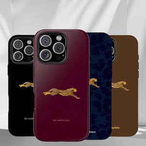 Könnte beinhalten: Vier Smartphone-Hüllen mit einer Grafik eines springenden Geparden. Die Hüllen sind schwarz, tiefburgunderrot, dunkelblau mit dezentem Tiermuster und braun. Jede Hülle zeigt den Text "the world is yours" oder "Wanted" oder "ng baby".