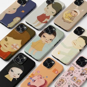 Könnte beinhalten: Eine Sammlung von acht Smartphone-Hüllen mit verschiedenen künstlerischen Illustrationen von Charakteren mit ausdrucksstarken Gesichtern. Die Designs zeigen Figuren in roter, gelber und hellblauer Kleidung, teilweise mit Pflastern oder Accessoires, vor einfarbigen oder gemusterten Hintergründen.