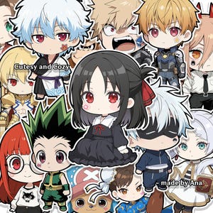Pode incluir: Uma coleção de autocolantes coloridos de personagens em estilo anime. Os autocolantes apresentam vários personagens com olhos grandes e roupas detalhadas. O texto "Cutesy and Cozy" e "made by Ana" são visíveis. Os autocolantes são para decoração.