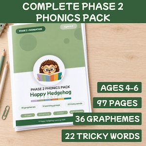 Puede incluir: Un documento educativo Complete Phase 2 Phonics Pack con una portada verde y blanca que muestra un erizo de dibujos animados leyendo un libro. El texto incluye Happy Hedgehog Phonics, 36 grafemas, 9 grupos de enseñanza, 22 palabras y 97 páginas.