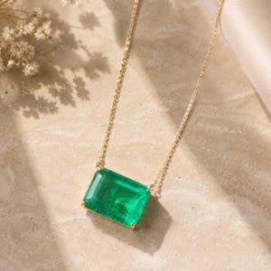 Collana con pendente in pietra preziosa verde smeraldo, argento sterling placcato oro, taglio smeraldo, gioiello minimalista