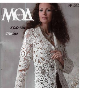 Pode incluir: Um conjunto de três canecas de cerâmica com uma cobertura salpicada de cor creme. Cada caneca apresenta um design floral pintado à mão em tons de azul, verde e amarelo. As canecas têm uma forma simples e arredondada e uma pega confortável.