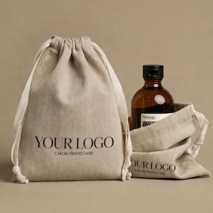 Może przedstawiać: Zestaw trzech ceramicznych kubków z nakrapianym, matowym wykończeniem. Kubki są w odcieniach kremu, jasnoszarym i ciemnoszarym. Każdy kubek ma prosty, minimalistyczny design i zaokrąglony uchwyt.