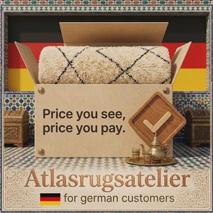 Puede incluir: Una alfombra de pelo largo beige con un patr&oacute;n de diamantes negros dentro de una caja de cart&oacute;n. La caja muestra el texto "Price you see, price you pay." y "Atlasrugsatelier for german customers" con una bandera alemana. Un icono de marca y un juego de t&eacute;.