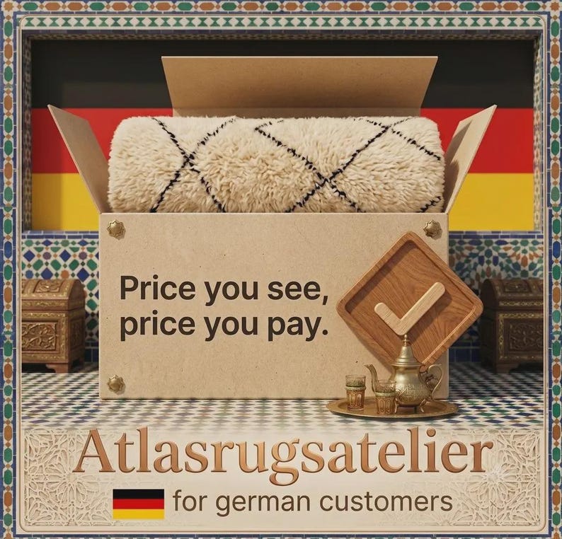 Puede incluir: Una alfombra de pelo largo beige con un patr&oacute;n de diamantes negros dentro de una caja de cart&oacute;n. La caja muestra el texto "Price you see, price you pay." y "Atlasrugsatelier for german customers" con una bandera alemana. Un icono de marca y un juego de t&eacute;.