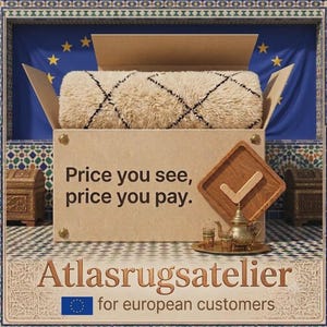 Puede incluir: Una alfombra beige de pelo largo con un patr&oacute;n de diamantes negros dentro de una caja de cart&oacute;n. La caja muestra el texto Price you see, price you pay. Junto a la caja hay una bandeja de madera con un visto, una tetera met&aacute;lica y dos vasos.