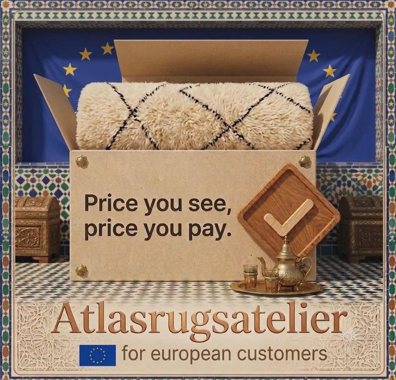 Puede incluir: Una alfombra beige de pelo largo con un patr&oacute;n de diamantes negros dentro de una caja de cart&oacute;n. La caja muestra el texto Price you see, price you pay. Junto a la caja hay una bandeja de madera con un visto, una tetera met&aacute;lica y dos vasos.