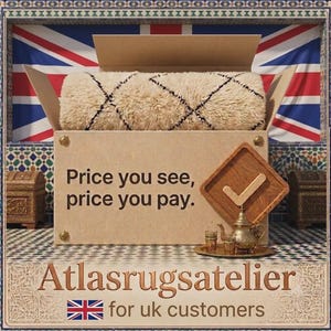 Puede incluir: Una alfombra de pelo largo beige con un patr&oacute;n de diamantes negros dentro de una caja de cart&oacute;n. La caja muestra el texto "Price you see, price you pay." y "Atlasrugsatelier for uk customers" con una bandera brit&aacute;nica y un icono de marca.