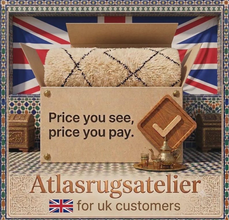 Puede incluir: Una alfombra de pelo largo beige con un patr&oacute;n de diamantes negros dentro de una caja de cart&oacute;n. La caja muestra el texto "Price you see, price you pay." y "Atlasrugsatelier for uk customers" con una bandera brit&aacute;nica y un icono de marca.