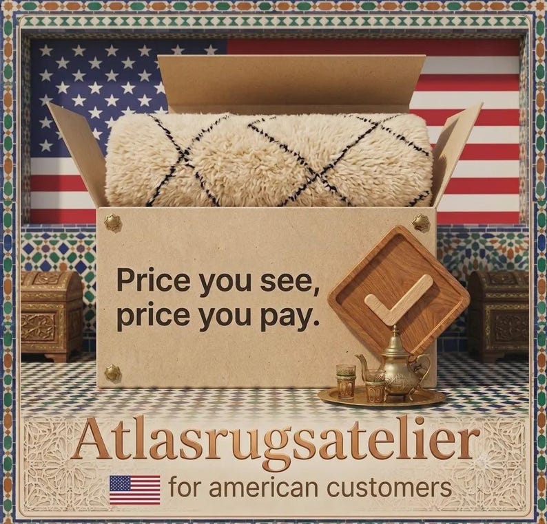 Puede incluir: Una caja de cart&oacute;n que contiene una alfombra de pelo largo color crema con un patr&oacute;n de diamantes negros. La caja presenta el texto Price you see, price you pay, un icono de marca de verificaci&oacute;n de madera, una tetera de metal y Atlasrugsatelier.