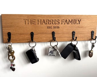 Personalised Oak Key Holder – Custom Family Name Wall Key Rack – Housewarming Gift – Entryway Organiser