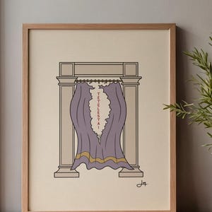 Puede incluir: Una impresión artística enmarcada que presenta una ilustración estilizada de una cortina drapeada dentro de una estructura arquitectónica clásica. La cortina es morada con un ribete dorado y el texto "TETELESTAI" está impreso verticalmente. La obra de arte está sobre un fondo beige.