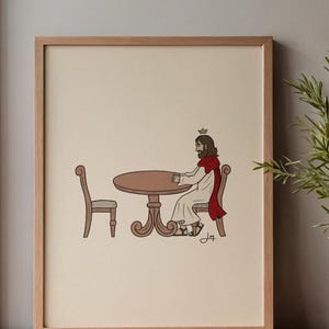 Pode incluir: Impressão de arte emoldurada com uma ilustração de desenho animado de uma figura coroada em um xale vermelho sentada em uma mesa redonda. Uma segunda cadeira está em frente. A obra de arte está em uma moldura de madeira.