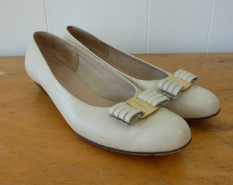 vintage Ferragamo Vara Bow Shoes Cream White Leather Low Heels Made in Italy Classic Iconic 8.5 B