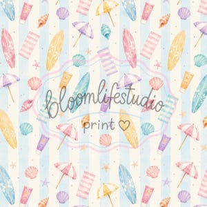 Puede incluir: Un patrón repetitivo sobre un fondo crema con rayas verticales azul claro que presenta ilustraciones en acuarela de tablas de surf, sombrillas, toallas a rayas, conchas, estrellas de mar y tubos de protector solar con el texto bloomlifestudio print.