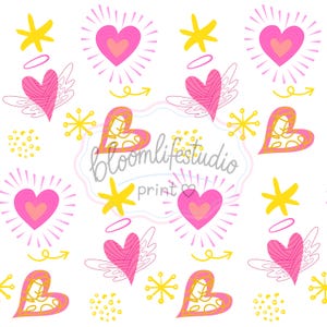 Puede incluir: Un patrón repetitivo sobre fondo blanco con corazones rosas con líneas radiantes, corazones rosas con alas, estrellas amarillas, flechas amarillas y grupos de puntos amarillos. El texto bloomlifestudio print está centrado.