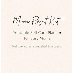 Puede incluir: Fondo color crema con las palabras "Mom Reset Kit" en fuente cursiva. Debajo, se lee "Printable Self Care Planner for Busy Moms". El texto "Feel calmer, more organized & in control" está en la parte inferior.