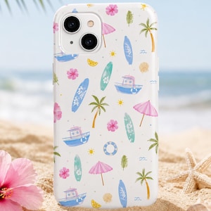Puede incluir: Una funda de smartphone blanca con un patrón repetitivo de elementos de playa en estilo acuarela, que incluye barcos azules, tablas de surf azules y turquesas, sombrillas rosas, palmeras verdes, flores de hibisco rosas, limones y conchas.