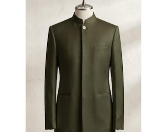 Puede incluir: Un blazer de color verde oliva con cuello mao, un único botón blanco visible en el cuello y una tapeta de botones oculta. La chaqueta incluye un bolsillo en el pecho y dos bolsillos inferiores, expuesta en un maniquí con el texto pinkcity.