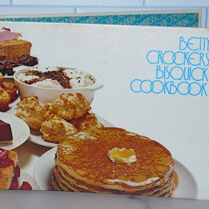 Betty Crocker&#39;s Bisquick Cookbook Second Printing 1973 ~ Bisquick Cook Recipe Book 3 Ring Binder Hardback Cover Seven Mini Cookbooks in One