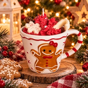 Candela natalizia artigianale in tazza con omino di pan di zenzero – Mr. Ginger's Sweet Christmas – Mousse caramello e pan di zenzero