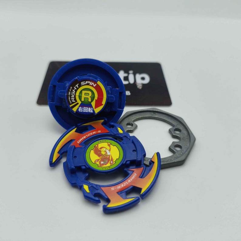 Pu&ograve; includere: Un set di tre tazze in ceramica con finitura opaca e macchiettata. Ogni tazza presenta un colore diverso: azzurro, crema e grigio. Le tazze hanno un design semplice e moderno e un manico comodo.