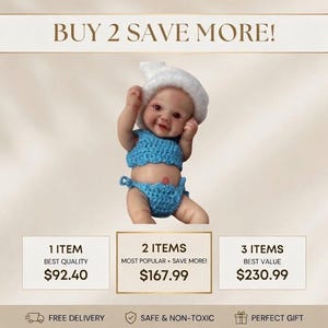 Op de afbeelding: Een babypop met een blauwe gehaakte bikini en een witte hoed. De tekst "KOOP 2 BESPAAR MEER!" staat bovenaan de afbeelding. De afbeelding bevat ook tekst met de tekst "1 ITEM BESTE KWALITEIT", "2 ITEMS POPULAIRSTE + MEER BESPAREN!" en "3 ITEMS BESTE WAARDE".
