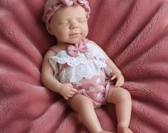 Muñeca bebé reborn de silicona de 33 cm con ojos cerrados y boca abierta, tacto suave, realista, ideal como regalo para niños y familias.