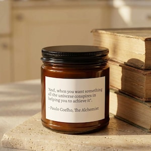 The Alchemist « Tout l'univers conspire pour vous aider », bougie citation de livre, bougie de soja dans un pot d'ambre | 4 oz et 9 oz