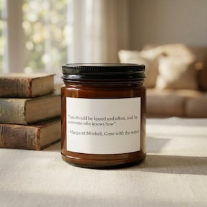 Peut inclure: Panneau en bois rustique avec l'inscription "Welcome to our home" en lettres blanches. Le panneau présente une finition vieillie et un design simple et accueillant, idéal pour un porche ou une entrée.