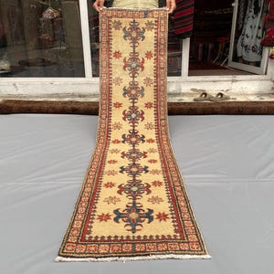 Tapis de couloir afghan traditionnel vintage 60 x 210 cm, motif géométrique unique, couleur crème neutre, style oriental, idéal pour entrée, couloir ou cuisine.