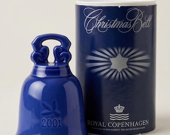 Royal Copenhagen kerstbel 2001 | Deense porseleinen jaarlijkse feestklok | Sven Vestergaard | Blauw-wit verzamelobject met originele doos