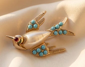 Vintage goudkleurige zwaluwvogelbroche | Body met imitatieparel | Robin's Egg blauwe cabochons | Rood strass oog