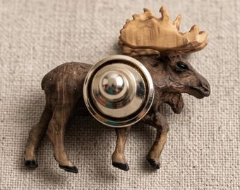 Vintage gesneden hoornen elandbroche, wandelende elandspeld uit het midden van de eeuw, westerse wildlife-sieraden