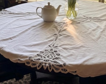 Vintage wit tafelkleed met opengewerkte details 58" rond madeira-stijl bloemen kant met de hand geborduurd katoen boerderij-cottage eetkamer jaren 50