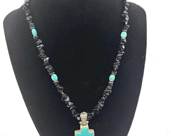 Zwarte onyx-chipkralenketting met turkooisaccenten en sterlingzilveren turkoois kruishanger, ketting met kettingsluiting in zuidwestelijke stijl