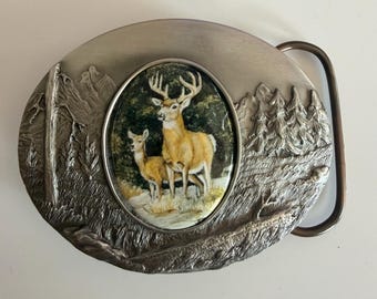 Fivela de cinto vintage em porcelana com arte de Julie Zsupnik, representando um veado-de-cauda-branca • Impressões artísticas • Artista de Montana • Estanho fundido em relevo • Fabricado nos EUA