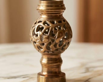 Vintage messing netvormige lamp kruisbloem | Doorboorde filigraanbol | Bladmotief met rolwerk | Hollywood Regency