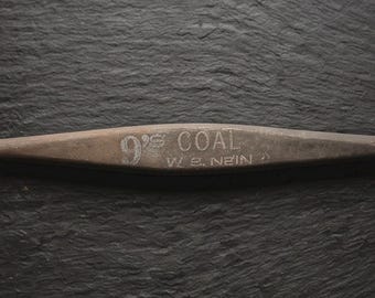 Antieke kolenmijnstraalnaald/prikker - gemarkeerd met '9's Coal W.S. Nein" - handgesmeed ijzermijngereedschap - verzamelobject begin jaren 1900