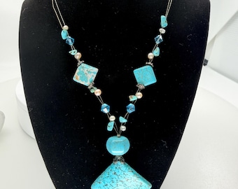 Collar llamativo de turquesa estilo suroeste / Collar bohemio artesanal con colgante de turquesa, perlas y detalles de cristal azul.