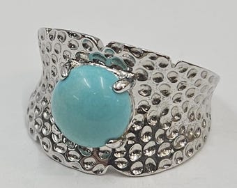 Turkoois cabochon sterlingzilveren ring | Gehamerde band, maat 8