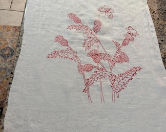 Vintage roodwerk geborduurde linnen handdoek | Handgestikte damasthanddoek distel en vlinder | Cottage boerderij linnen met franjes