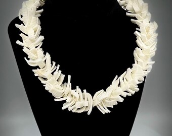 Vintage handgesneden statementketting met witte schelp | Tropische Hawaiiaanse kustsieraden | Ambachtelijke ketting met schelpkraag