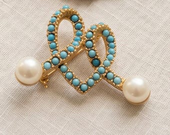 Vintage goudkleurige broche met dubbele hartknoop | Robin's Egg blauwe cabochons | Drop-uiteinden met imitatieparel