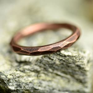 Banda de anillo de cobre facetado con acabado cepillado, Banda de anillo de cobre liso