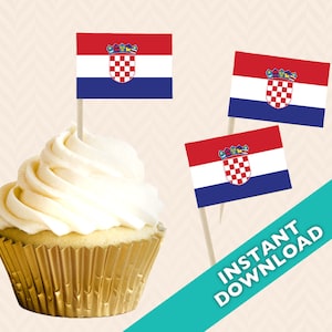 Könnte beinhalten: Zwei rote, weiße und blaue kroatische Flaggen-Cupcake-Topper mit einer goldenen Krone und einem karierten Schild. Die Flaggen sind auf Zahnstochern und befinden sich vor einem goldenen Cupcake.