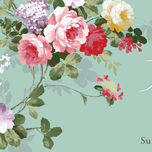 Puede incluir: Un dise&ntilde;o floral con rosas rosas, rojas, blancas y amarillas y flores moradas sobre un fondo azul claro.