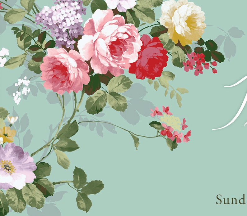 Puede incluir: Un dise&ntilde;o floral con rosas rosas, rojas, blancas y amarillas y flores moradas sobre un fondo azul claro.
