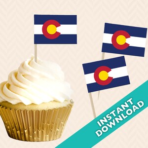 Könnte beinhalten: Drei Cupcake-Topper mit der Flagge des Bundesstaates Colorado. Die Flagge ist blau, weiß und rot mit einem gelben Kreis in der Mitte. Die Topper sind auf Zahnstochern und bereit, auf Cupcakes platziert zu werden. Der Text "INSTANT DOWNLOAD" befindet sich in der unteren rechten Ecke des Bildes.